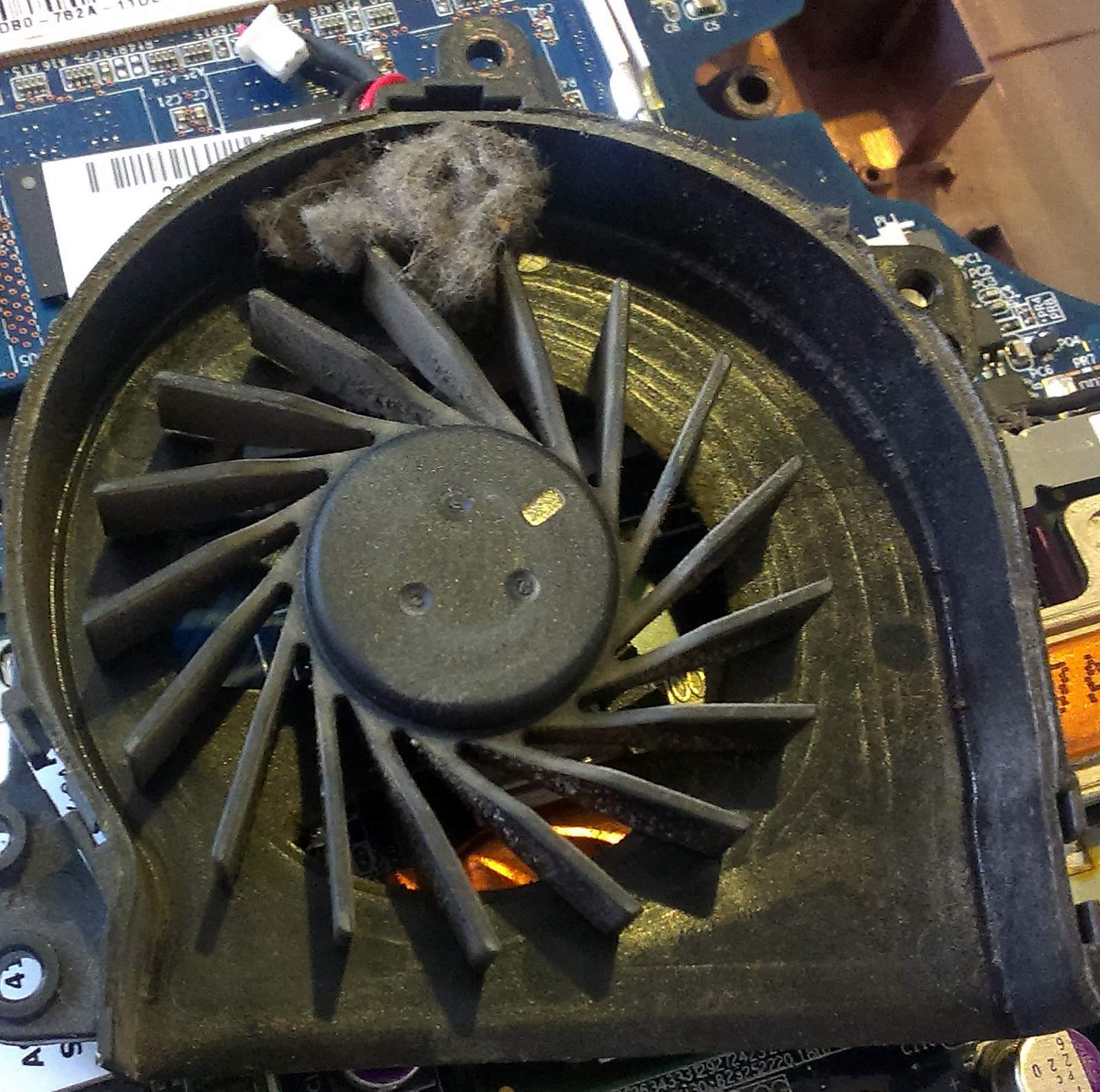 Prach zaseknutý vo ventilátore notebooku